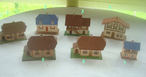 Altes papp miniaturhaus - papp,